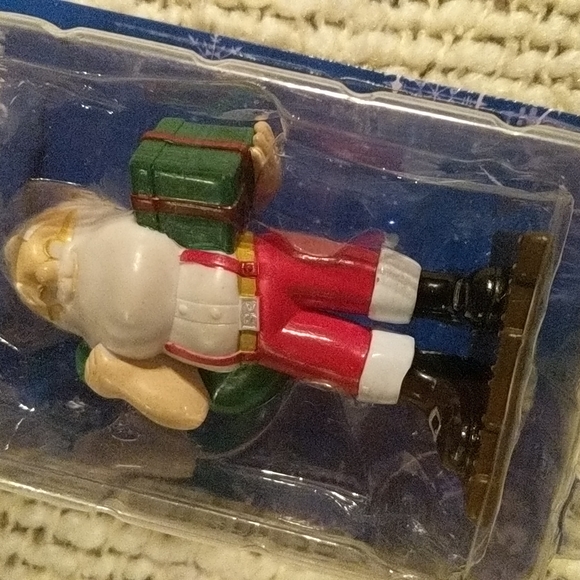 "the Elf on the Shelf" Holiday Santa Figurine - Picture 3 of 9